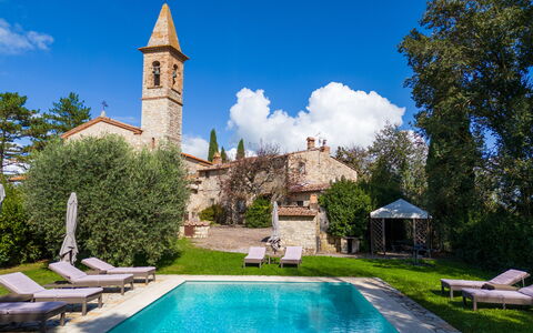Villa Pietrafitta: Wasser, Pflanze, Wolke, Himmel, Eigentum, Gebäude, Grün, Blau, Azurblau, Baum