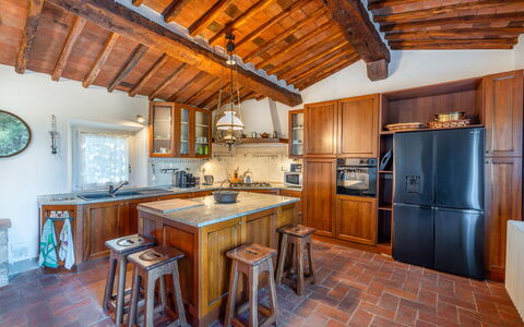Villa Pietrafitta: Cabinetry, Möbel, Holz, Tabelle, Küche, Interior Design, Countertop, Küchengerät, Holzbeize, Fussboden