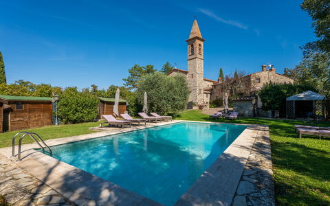 Villa Pietrafitta: Wasser, Pflanze, Himmel, Eigentum, Gebäude, Schwimmbad, Natur, Azurblau, Baum, Gras