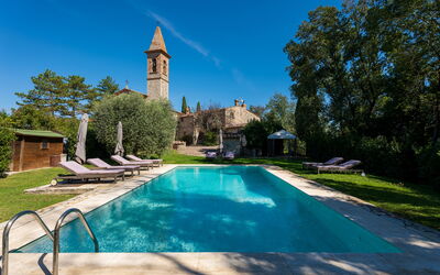 Villa Pietrafitta: Wasser, Pflanze, Himmel, Baum, Natur, Azurblau, Gebäude, Schwimmbad, Freizeit, Gras