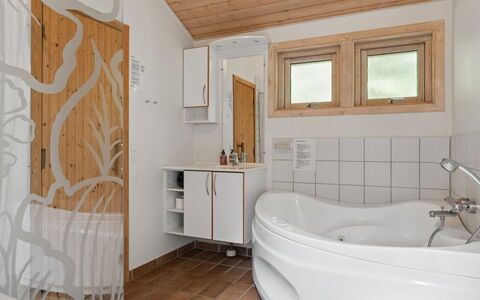 Tyyne - 250M from the Sea: Flooring, Interior Design, Armatur, Fussboden, Holz, Decke, Zimmer, Zapfhahn, Installation, Badezimmer