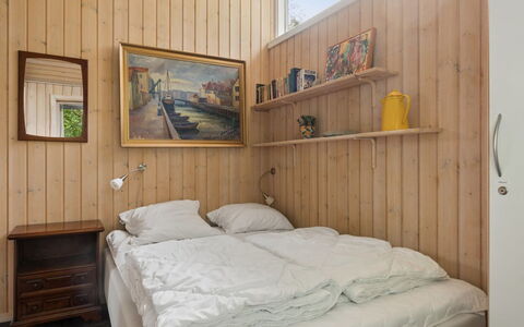 Tyyne - 250M from the Sea: Schlafzimmer, Wand, Bett, Holz, Flooring, Fussboden, Interior Design, Bettdecke, Möbel, Bedding