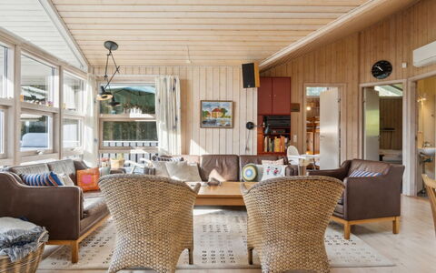 Tyyne - 250M from the Sea: Möbel, Interior Design, Holz, Decke, Couch, Fussboden, Flooring, Wohnzimmer, Stuhl, Tabelle
