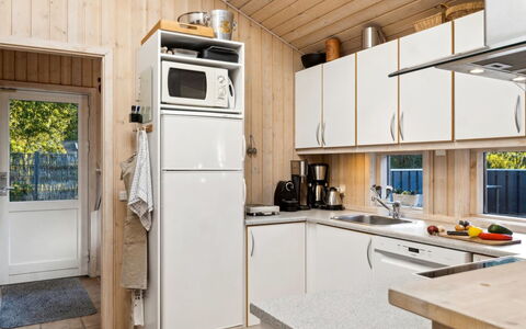Tyyne - 250M from the Sea: Küche, Holz, Major Appliance, Küchengerät, Interior Design, Countertop, Flooring, Fussboden, Zimmer, Möbel