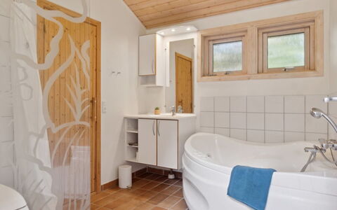Tyyne - 250M from the Sea: Interior Design, Flooring, Armatur, Holz, Fussboden, Badezimmer, Decke, Zapfhahn, Zimmer, Installation