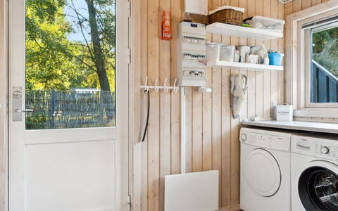 Tyyne - 250M from the Sea: Holz, Flooring, Tür, Zimmer, Waschmaschine, Wäschekammer, Holzbeize, Hartholz, Planke, Major Appliance