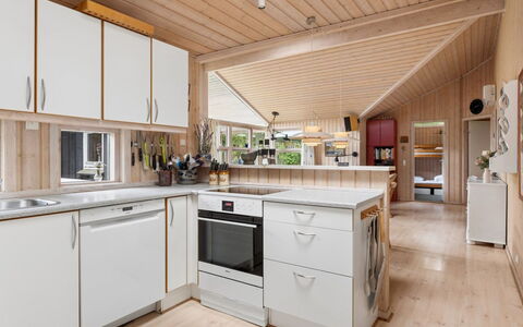 Tyyne - 250M from the Sea: Küche, Holz, Countertop, Interior Design, Möbel, Decke, Küchengerät, Flooring, Cabinetry, Major Appliance