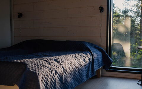 Sjöboda Hill: Holz, Schlafzimmer, Bettdecke, Bett, Möbel, Fussboden, Bedding, Bettrahmen, Zimmer, Hartholz