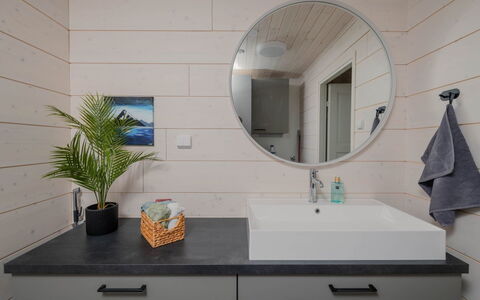 Sjöboda Hill: Bad Sink, Flooring, Armatur, Interior Design, Badezimmer, Sinken, Fussboden, Badezimmerschrank, Zapfhahn, Spiegel
