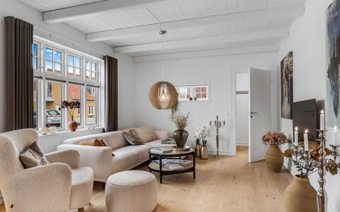 Alexi - 500M from the Sea: Flooring, Interior Design, Möbel, Holz, Fussboden, Decke, Holzboden, Wohnzimmer, Zuhause, Couch