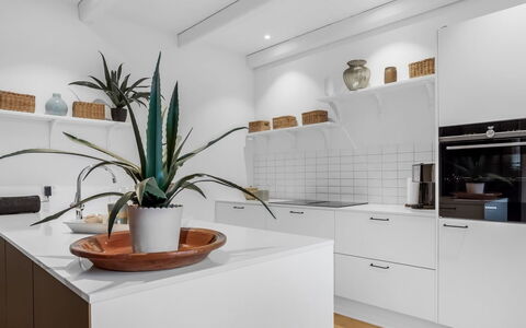 Alexi - 500M from the Sea: Küche, Countertop, Küchengerät, Interior Design, Flooring, Möbel, Cabinetry, Holz, Major Appliance, Fussboden