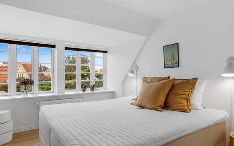 Alexi - 500M from the Sea: Bett, Schlafzimmer, Interior Design, Holz, Bedding, Flooring, Fussboden, Bettdecke, Decke, Linens