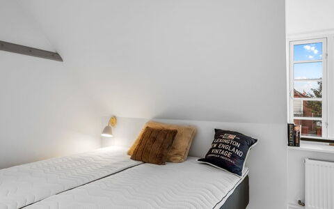 Alexi - 500M from the Sea: Schlafzimmer, Flooring, Holz, Bett, Fussboden, Interior Design, Bedding, Bettdecke, Linens, Bettrahmen