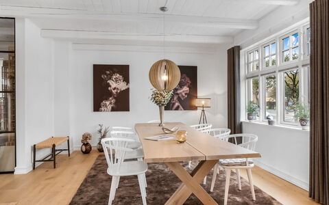 Alexi - 500M from the Sea: Möbel, Flooring, Interior Design, Fussboden, Holzboden, Holz, Tabelle, Küche & Esszimmer Tisch, Esszimmer, Stuhl