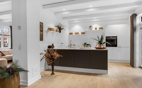 Alexi - 500M from the Sea: Möbel, Flooring, Interior Design, Holzboden, Fussboden, Holz, Decke, Laminatboden, Cabinetry, Küche