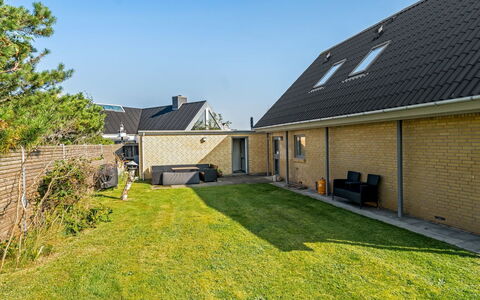 Isabel - 600M from the Sea: Dachdecken, Hütte, Haus, Dach, Zuhause, Bauernhaus, Hütte, Estate, Dorf