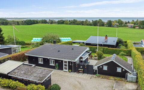 Yngvy - 500M from the Sea: Möbel, Interior Design, Flooring, Fussboden, Decke, Zimmer, Stuhl, Tabelle, Wohnung, Küche & Esszimmer Tisch