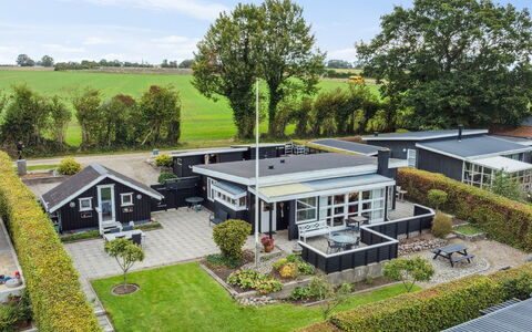 Yngvy - 500M from the Sea: Möbel, Interior Design, Flooring, Fussboden, Decke, Zimmer, Stuhl, Tabelle, Wohnung, Küche & Esszimmer Tisch