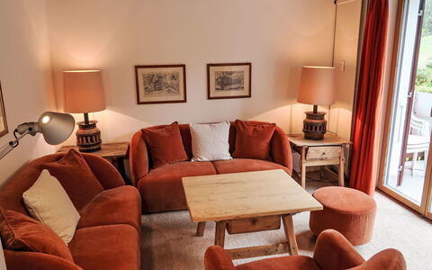 Villa Waldpark: Braun, Möbel, Eigentum, Bilderrahmen, Komfort, Holz, Gebäude, Tabelle, Orange, Interior Design