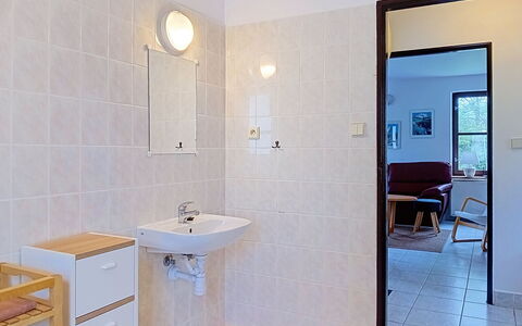 Green Valley Park Stárkov 10: Flooring, Fussboden, Armatur, Bad Sink, Interior Design, Decke, Sinken, Badezimmer, Zimmer, Tür