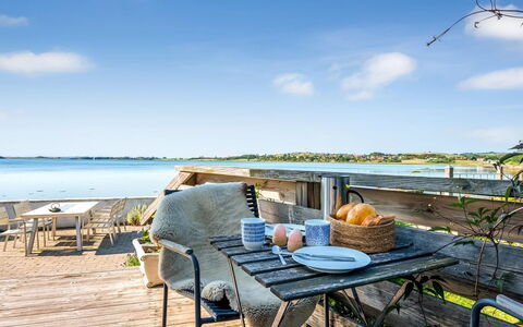 Thermund - 5M from the Sea: Holz, Zuhause, Veranda, Deck, Hartholz, Dach, Holzbeize, Holzboden, Eco Hotel