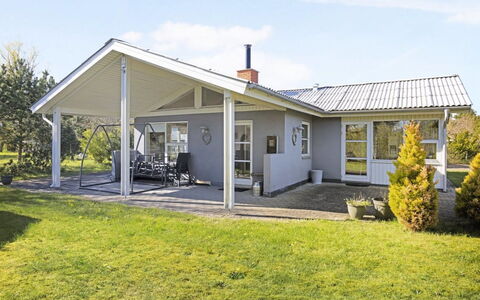 Frido - 500M from the Sea: Dach, Haus, Zuhause, Hütte, Tür, Veranda, Estate, Abstellgleis, Schatten, Rasen