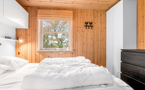 Frido - 500M from the Sea: Schlafzimmer, Holz, Interior Design, Bett, Decke, Flooring, Fussboden, Möbel, Bettdecke, Bedding