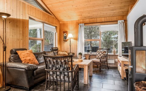 Frido - 500M from the Sea: Holz, Möbel, Wohnzimmer, Interior Design, Couch, Zuhause, Hütte, Decke, Hartholz, Tür