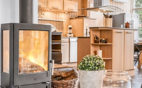 Frido - 500M from the Sea: Möbel, Interior Design, Flooring, Zimmer, Stuhl, Holzbeize, Light Fixture, Hartholz, Lampe, Cabinetry