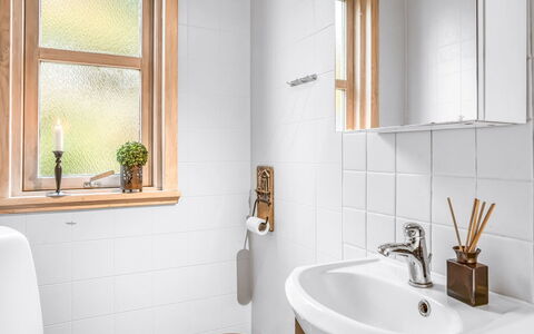 Frido - 500M from the Sea: Badezimmer, Armatur, Interior Design, Flooring, Fussboden, Zapfhahn, Sinken, Bad Sink, Installation, Zimmer
