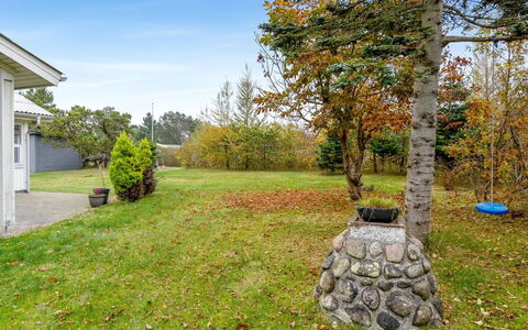 Frido - 500M from the Sea: Gras, Strauch, Garten, Grundstueck, Rasen, Ground, Landscaping, Wiese, Garten, Park
