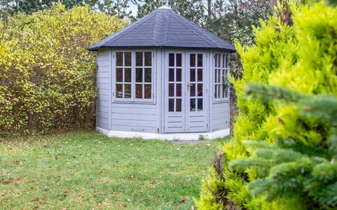 Frido - 500M from the Sea: Gartenbauten, Schuppen, Tür, Garten, Hütte, Outdoor Struktur, Hinterhof, Garten, Design, Landscaping
