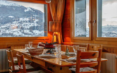 Crettamour: Möbel, Stuhl, Gebirge, Küche & Esszimmer Tisch, Holzbeize, Winter, Hartholz, Light Fixture, Cabinetry, Esszimmer