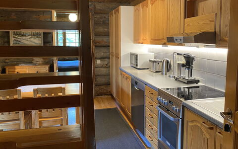 Kuusi-Ruka 6: Holz, Flooring, Interior Design, Countertop, Decke, Fussboden, Küche, Möbel, Holzbeize, Cabinetry
