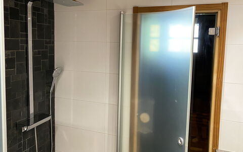 Kuusi-Ruka 6: Flooring, Armatur, Badezimmer, Fussboden, Interior Design, Installation, Duschtür, Glas, Tür, Dusche