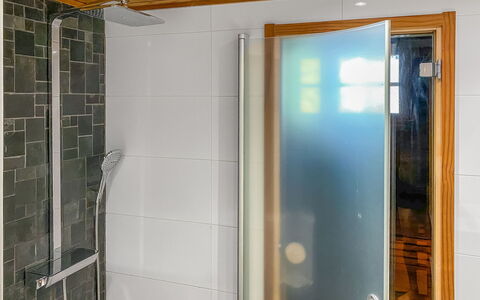 Kuusi-Ruka 6: Wand, Armatur, Flooring, Interior Design, Badezimmer, Fussboden, Installation, Dusche, Duschkopf, Glas