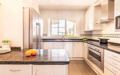 Luxury B: Cabinetry, Countertop, Eigentum, Spüle, Herd, Küche, Küchengerät, Holz, Haushaltsgerät, Beleuchtung