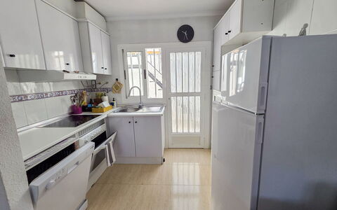 Hamber: Major Appliance, Küchengerät, Küche, Flooring, Holz, Fussboden, Cabinetry, Countertop, Interior Design, Haushaltsgerät