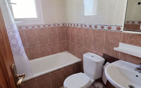 Hamber: Armatur, Toilleten Sitz, Fussboden, Flooring, Toilette, Badezimmer, Installation, Interior Design, Sinken, Fliese