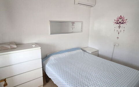 Hamber: Bett, Schlafzimmer, Fussboden, Bedding, Flooring, Bettdecke, Möbel, Holz, Interior Design, Zimmer