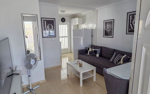 Hamber: Flooring, Möbel, Fussboden, Interior Design, Zimmer, Wohnung, Decke, Couch, Wohnzimmer, Zuhause