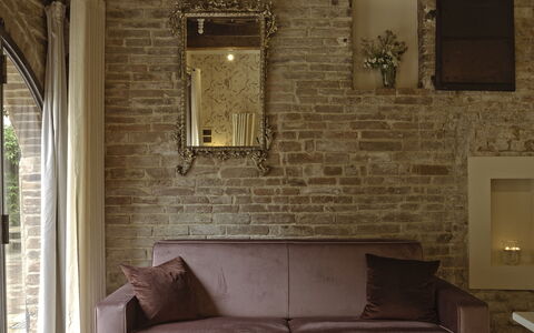 Borgo Dolciano: Braun, Möbel, Couch, Holz, Interior Design, Rechteck, Flooring, Fussboden, Wohnzimmer, Hartholz