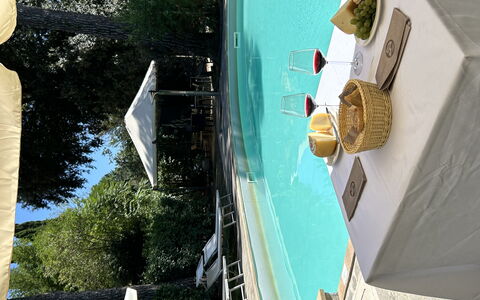 Borgo Dolciano: Schwimmbad, Gartenmöbel, Resort, Schatten, Freizeit, Regenschirm, Stuhl, Ferienort, Eco Hotel, Sonnenliege