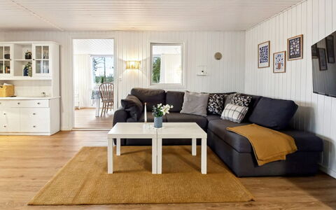 Knud - 2.5Km from the Sea: Möbel, Interior Design, Flooring, Couch, Fussboden, Holzboden, Holz, Wohnzimmer, Tabelle, Decke