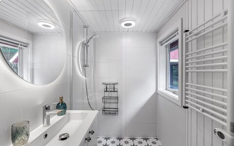 Knud - 2.5Km from the Sea: Armatur, Flooring, Badezimmer, Interior Design, Fussboden, Decke, Sinken, Installation, Toilette, Zapfhahn