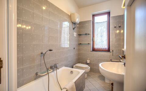 Villa Solaria with Private Pool: Armatur, Zapfhahn, Eigentum, Sinken, Badewanne, Bad Sink, Badezimmer, Interior Design, Beleuchtung, Die Architektur