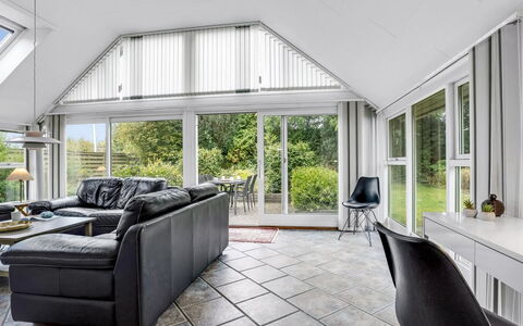 Frida - 125M from the Sea: Holz, Möbel, Wohnung, Zimmer, Decke, Holzbeize, Stuhl, Hartholz, Lack, Holz