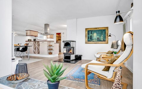 Frida - 125M from the Sea: Holz, Möbel, Wohnung, Zimmer, Decke, Holzbeize, Stuhl, Hartholz, Lack, Holz
