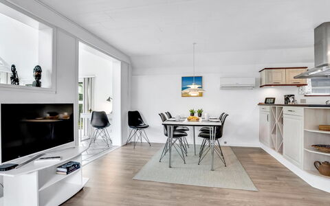 Frida - 125M from the Sea: Holz, Möbel, Wohnung, Zimmer, Decke, Holzbeize, Stuhl, Hartholz, Lack, Holz