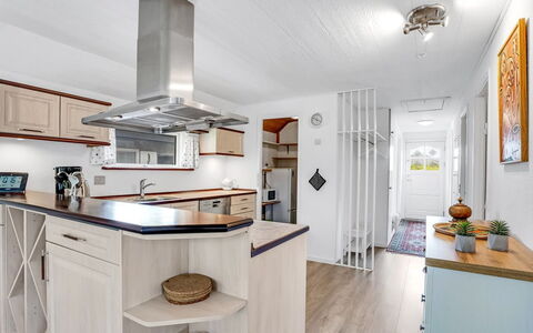 Frida - 125M from the Sea: Holz, Möbel, Wohnung, Zimmer, Decke, Holzbeize, Stuhl, Hartholz, Lack, Holz